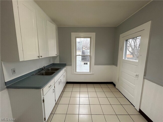Building Photo - 2204 Hurley Ave
