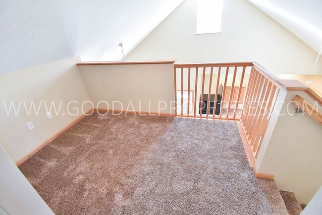 Building Photo - Spacious 3 Bedroom townhome with loft in Urbandale
