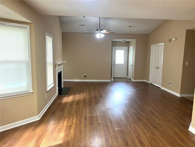 Foto del edificio - 8114 Woodlake Dr