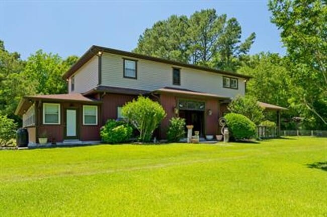 Building Photo - Uniquely breathtaking custom home with in-...