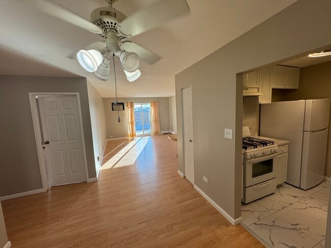 Building Photo - 252 Shorewood Dr