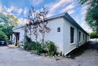 Building Photo - 585 White Cir