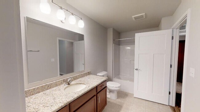 Foto del edificio - Condo Style Lower 1 Bedroom 1 Bathroom Apartment is Available