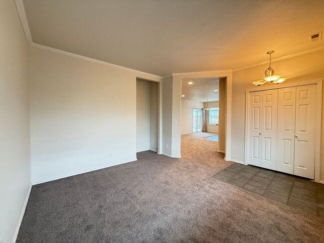 Building Photo - 3 bed, 2 bath Single Level Home