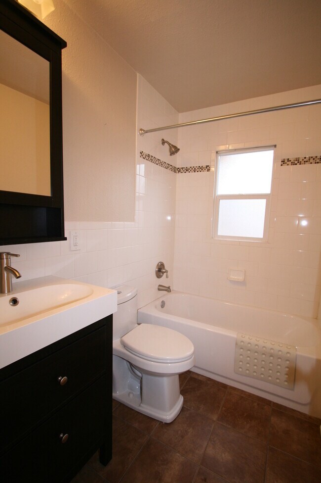 Building Photo - Charming 3 Bedroom Ranch Style Home in Dis...