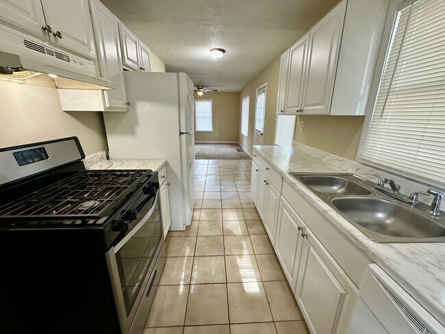 Foto del edificio - 10516 E 27th Terrace S