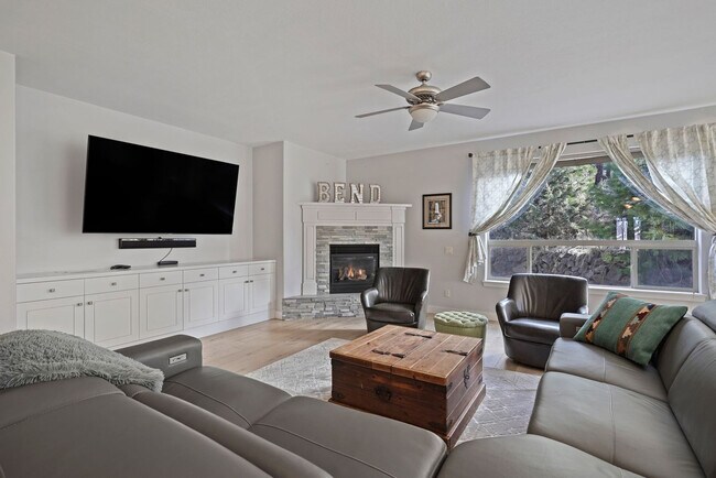Building Photo - 356 NW Flagline Dr