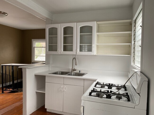 Kitchen - 1013 N Gardner St