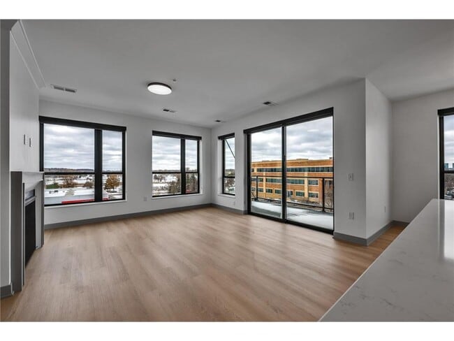Building Photo - 640 Wisconsin Ave N