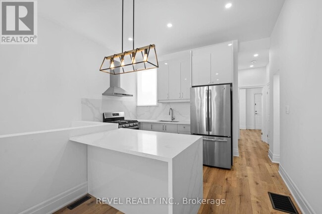 Building Photo - 153 Bay St N