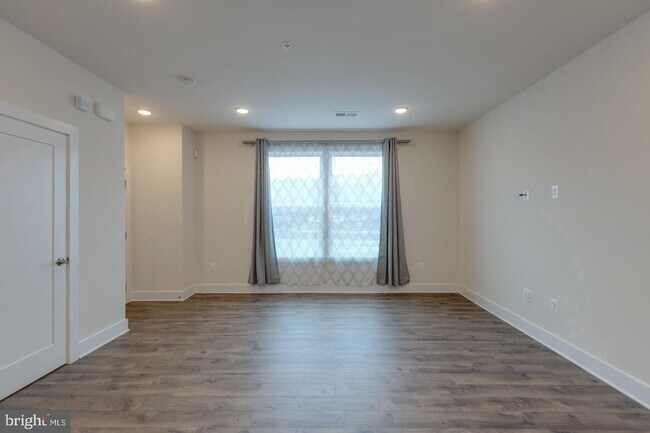 Building Photo - 230 Van Buren St