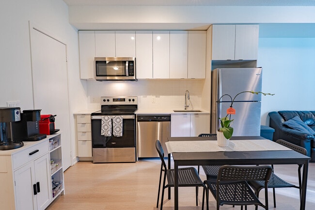 Photo du bâtiment - 859 The Queensway