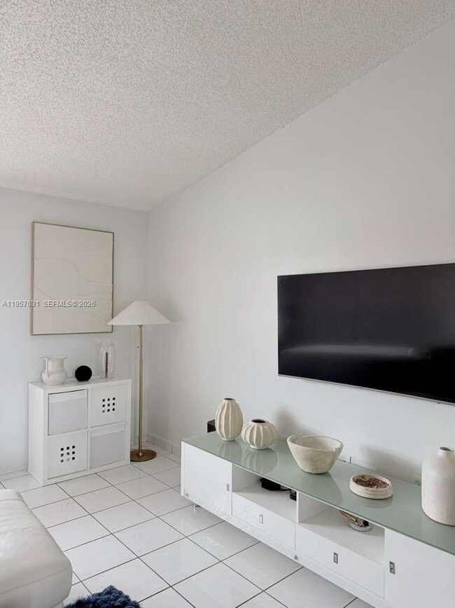 Building Photo - 10017 W Okeechobee Rd