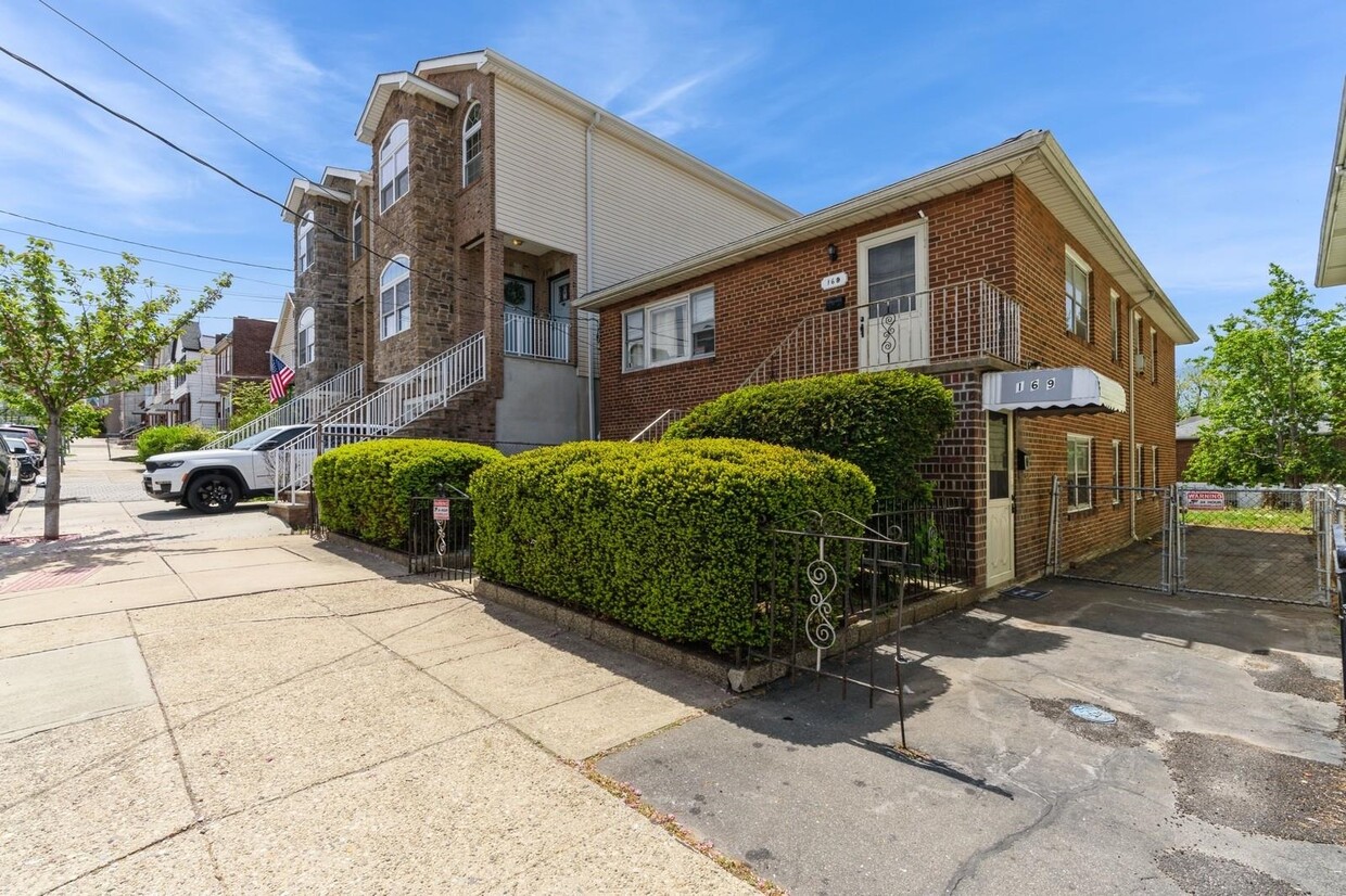 Foto principal - 169 McAdoo Ave