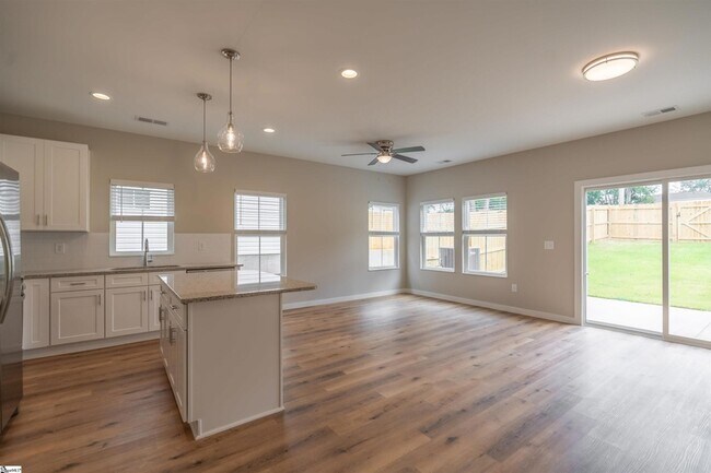 Foto del edificio - 124 Woodland Dr