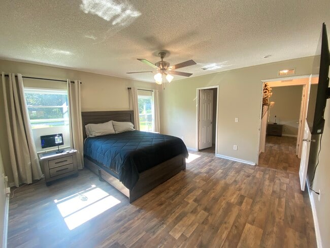 Building Photo - 461 Crewlake Loop