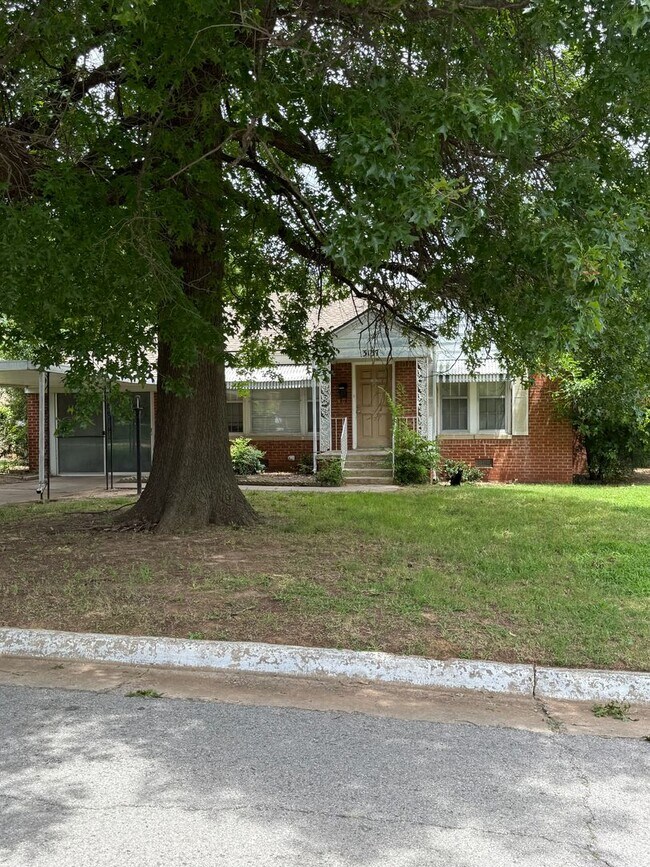 Foto del edificio - Charming 3-Bedroom Home in Quiet NW OKC Ne...