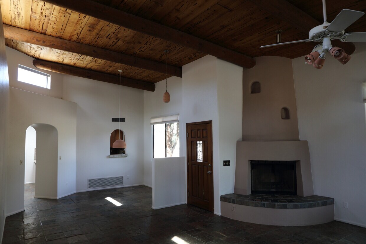 Family room/dining room - 11897 N Copper Butte Dr