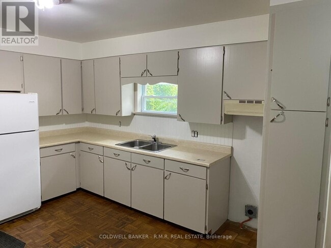 Building Photo - 348 University Ave W