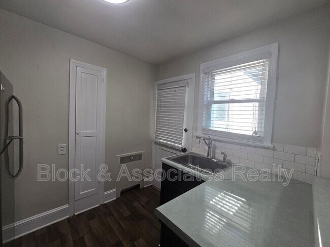 Foto del edificio - 1104 W Friendly Ave