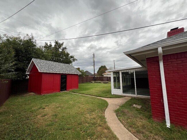 Building Photo - Welcome to this inviting 3-bedroom, 2-bathroom home in the heart of Cleburne, perfectly suited fo...