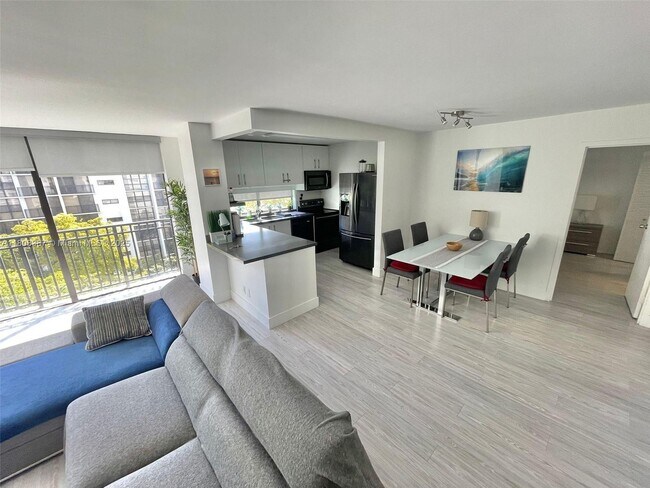 Foto del edificio - 17021 N Bay Rd