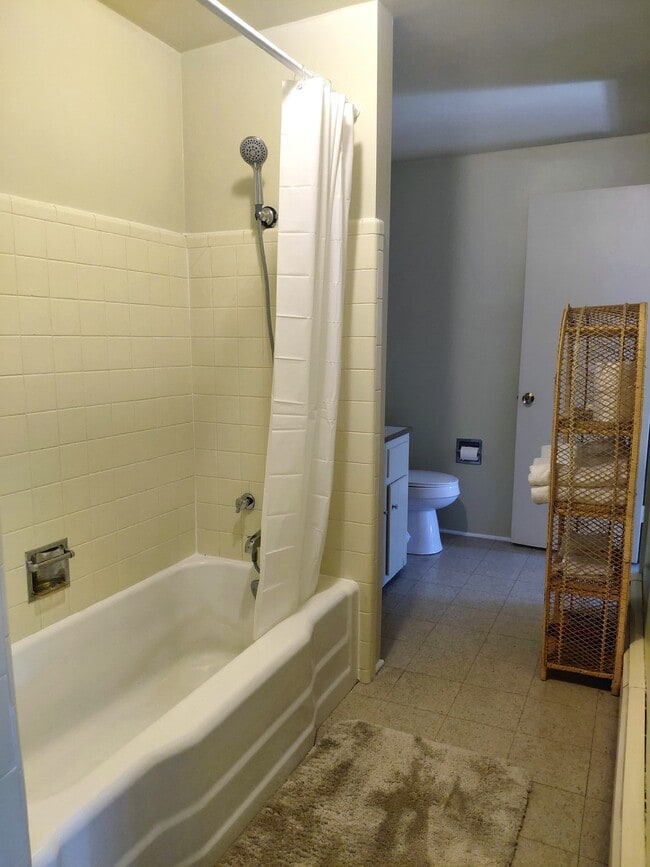 Building Photo - 3450 Doncaster Rd