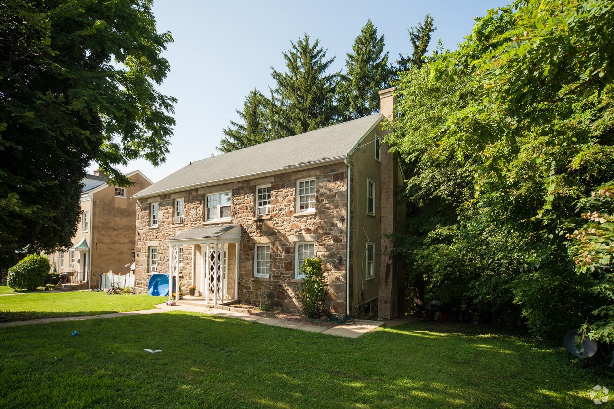 Building Photo - 715 Main St