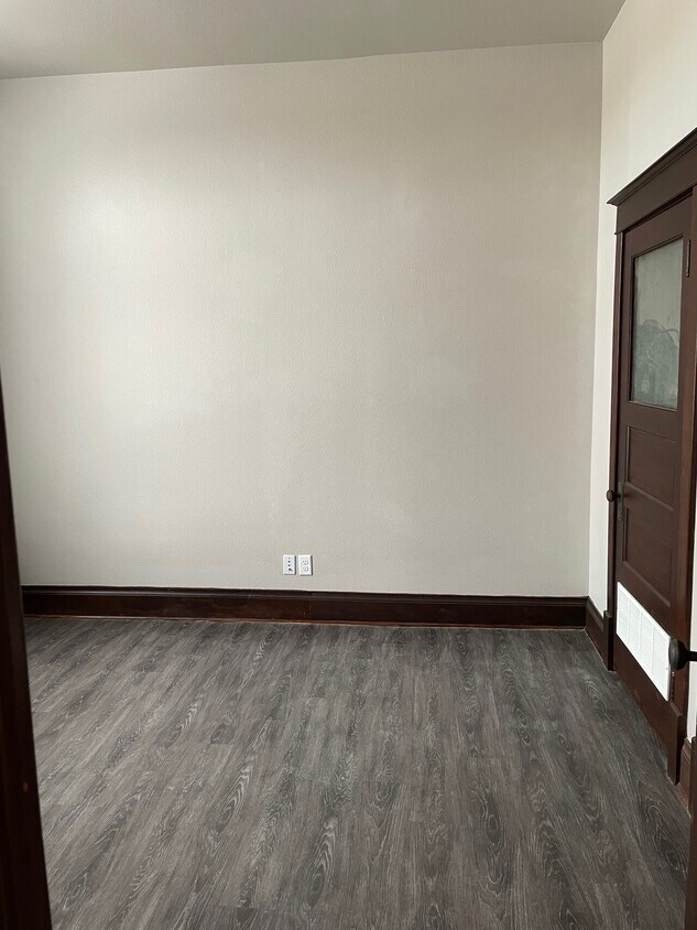 Building Photo - Western Building