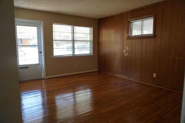 Foto del edificio - 77 Somerset Dr