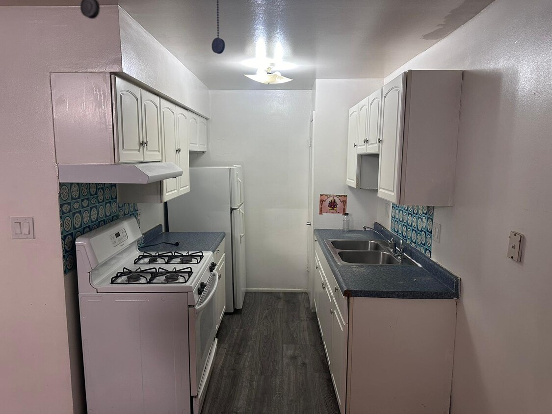 Primary Photo - 670 Hill Dr