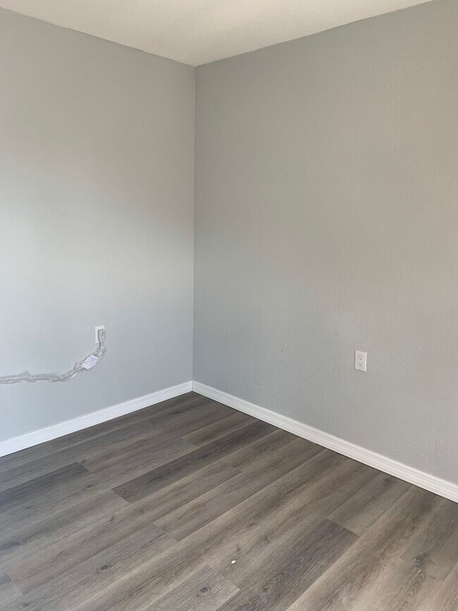 Foto del edificio - 2117 Mitchell Ct