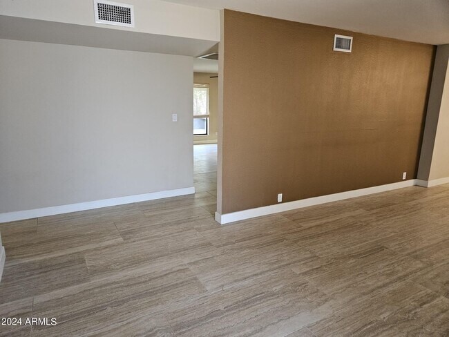 Foto del edificio - 9450 N 35th St