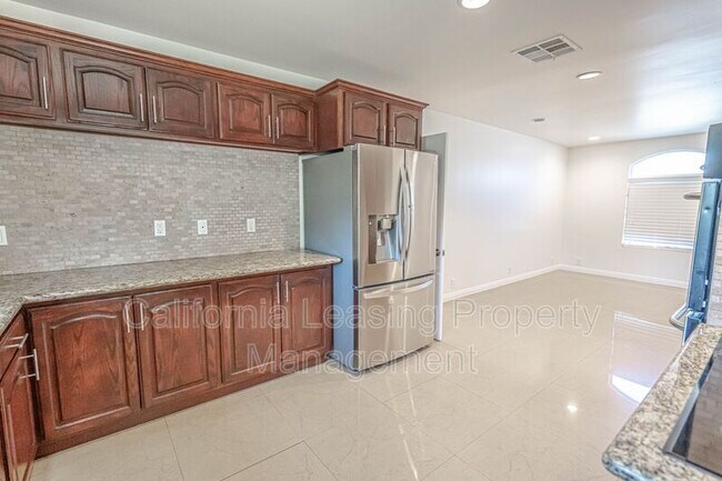Foto del edificio - 6518 Peach Ave