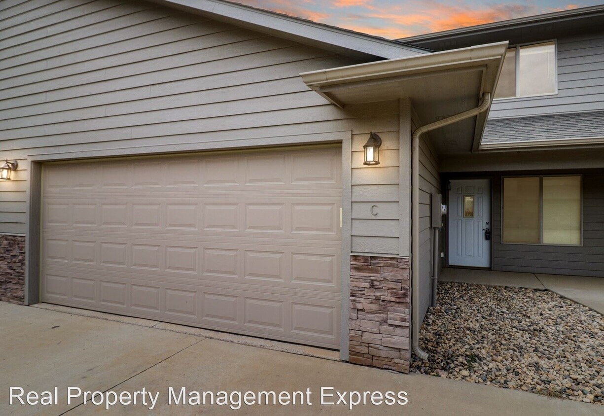 3 br, 2.5 bath Apartment 1009 Legendary Room for Rent in