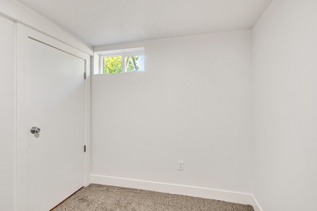 Building Photo - 690 600 W