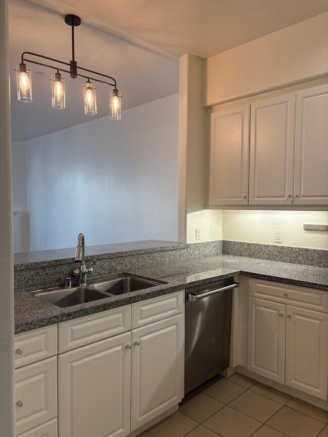 Kitchen - 4050 Glencoe Ave