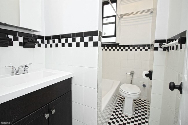 Building Photo - 1 br, 1 bath Apartment - 2308 Newtown Ave 4DW