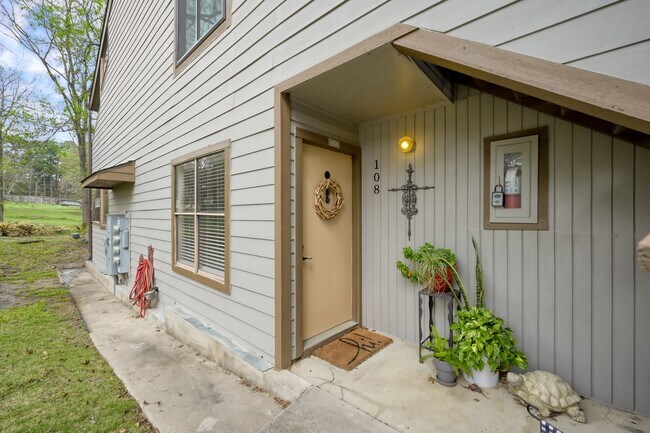 Building Photo - 3900 Aspen Dr