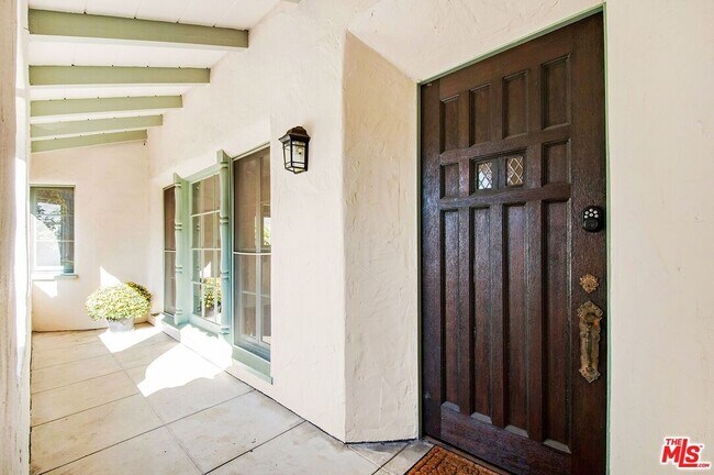 Building Photo - 242 S Spalding Dr