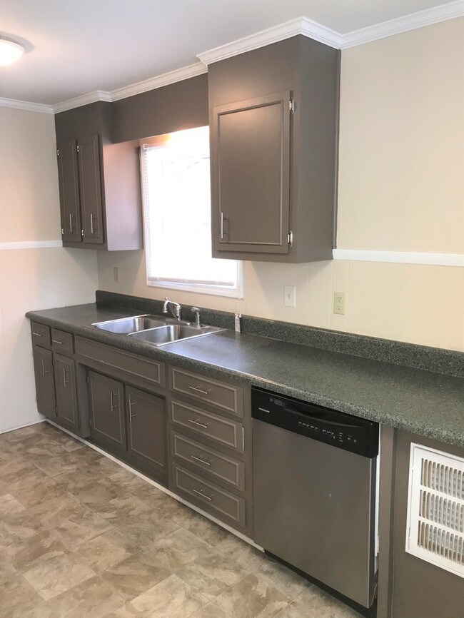 Foto del edificio - JUST LISTED!  FANTASTIC LOCATION!