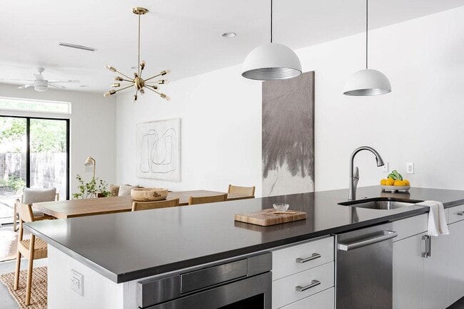 Building Photo - 1811 Justin Ln