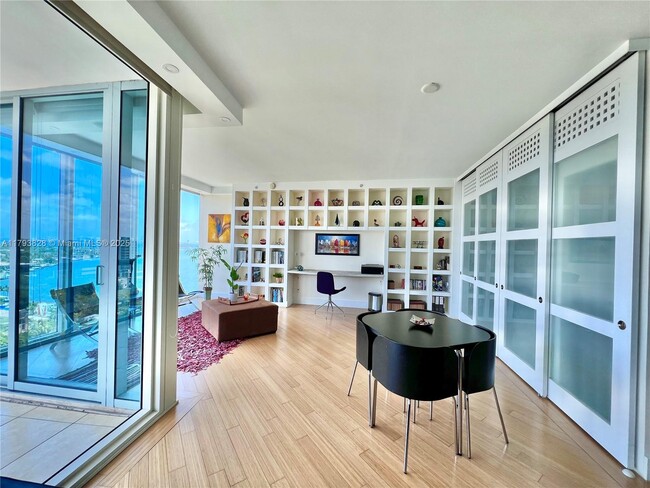 Foto del edificio - 601 NE 36th St