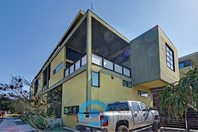 Building Photo - 3771 Centre St