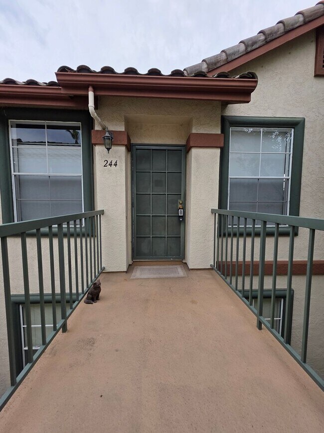 Foto del edificio - Sabre Springs Second-Floor Condo