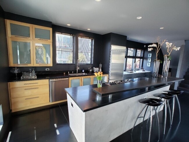 Building Photo - Professionally Designed Modern Loft In Oak...