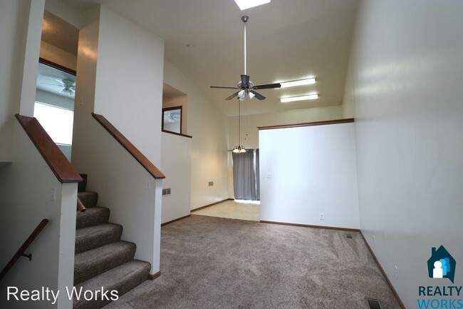 Building Photo - 4 br, 2 bath House - 754 W Belmont