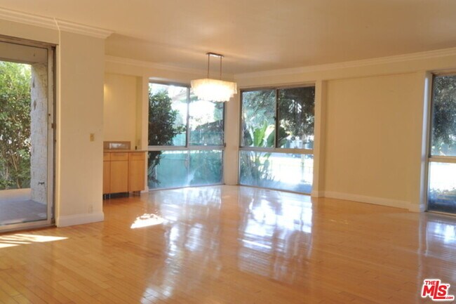 Building Photo - 318 N Maple Dr