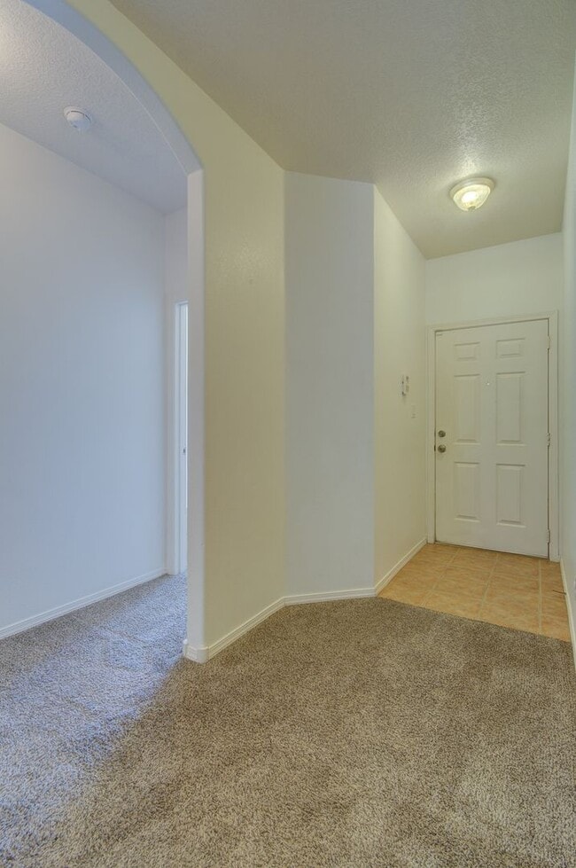 Building Photo - Amazing 3 Bedroom Near Rust Medical Center!!
