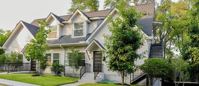 Foto del edificio - 8 Bedrooms 8 Baths Pre-leasing Now for 2027/2028!!!!